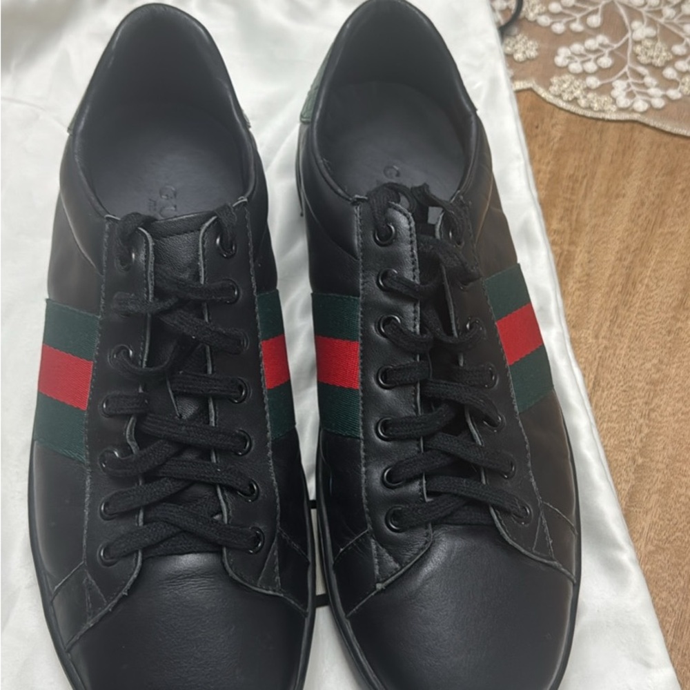 Gucci Black and Red Sneakers Sleek Design